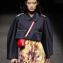 Falda amarilla floral con top negro y bolso rojo colección primavera-verano 2020 de Devota & Lomba