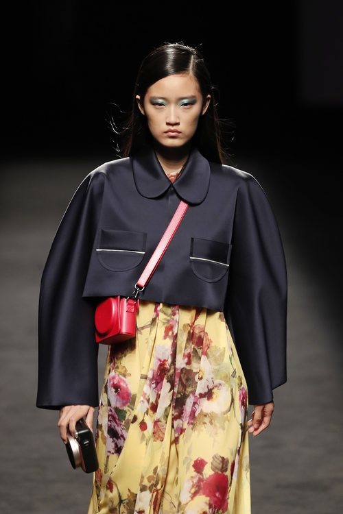 Falda amarilla floral con top negro y bolso rojo colección primavera-verano 2020 de Devota & Lomba