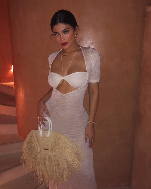 Kylie Jenner con La Bata Piana Longue de Jacquemus