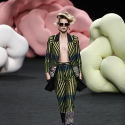 Traje de sastrería en el desfile primavera/verano 2020 de Ana Locking en la MBFWMadrid julio 2019