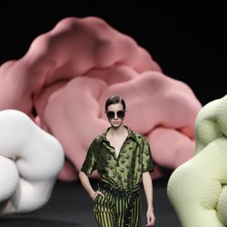 Camisa satinada en el desfile primavera/verano 2020 de Ana Locking en la MBFWMadrid julio 2019