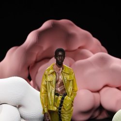 Chaqueta amarilla en el desfile primavera/verano 2020 de Ana Locking en la MBFWMadrid julio 2019