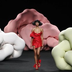 Mini vestido en el desfile primavera/verano 2020 de Ana Locking en la MBFWMadrid julio 2019