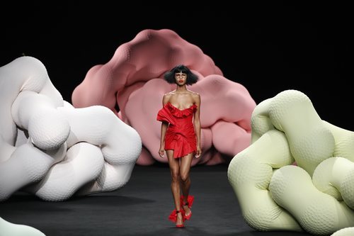 Mini vestido en el desfile primavera/verano 2020 de Ana Locking en la MBFWMadrid julio 2019