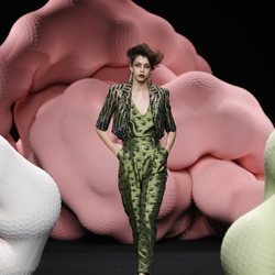 Mono en el desfile primavera/verano 2020 de Ana Locking en la MBFWMadrid julio 2019