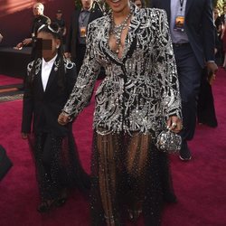 Beyoncé luce un vestido de Alexander Macqueen con pedrería en la premier del Rey León