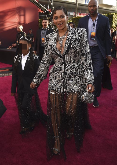 Beyoncé luce un vestido de Alexander Macqueen con pedrería en la premier del Rey León