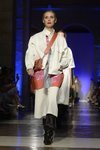 Modelo con un conjunto de cazadora y falda de la colección primavera/verano 2020 de Roberto Verino