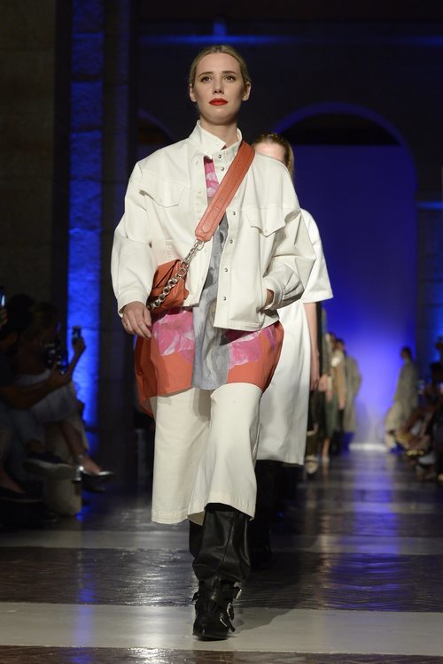 Modelo con un conjunto de cazadora y falda de la colección primavera/verano 2020 de Roberto Verino