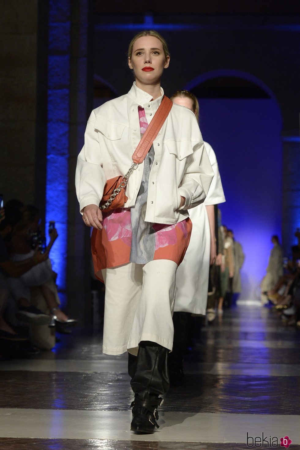 Modelo con un conjunto de cazadora y falda de la colección primavera/verano 2020 de Roberto Verino