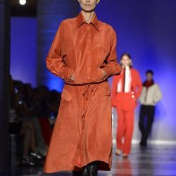 Modelo con un conjunto dos piezas de la colección primavera/verano 2020 de Roberto Verino