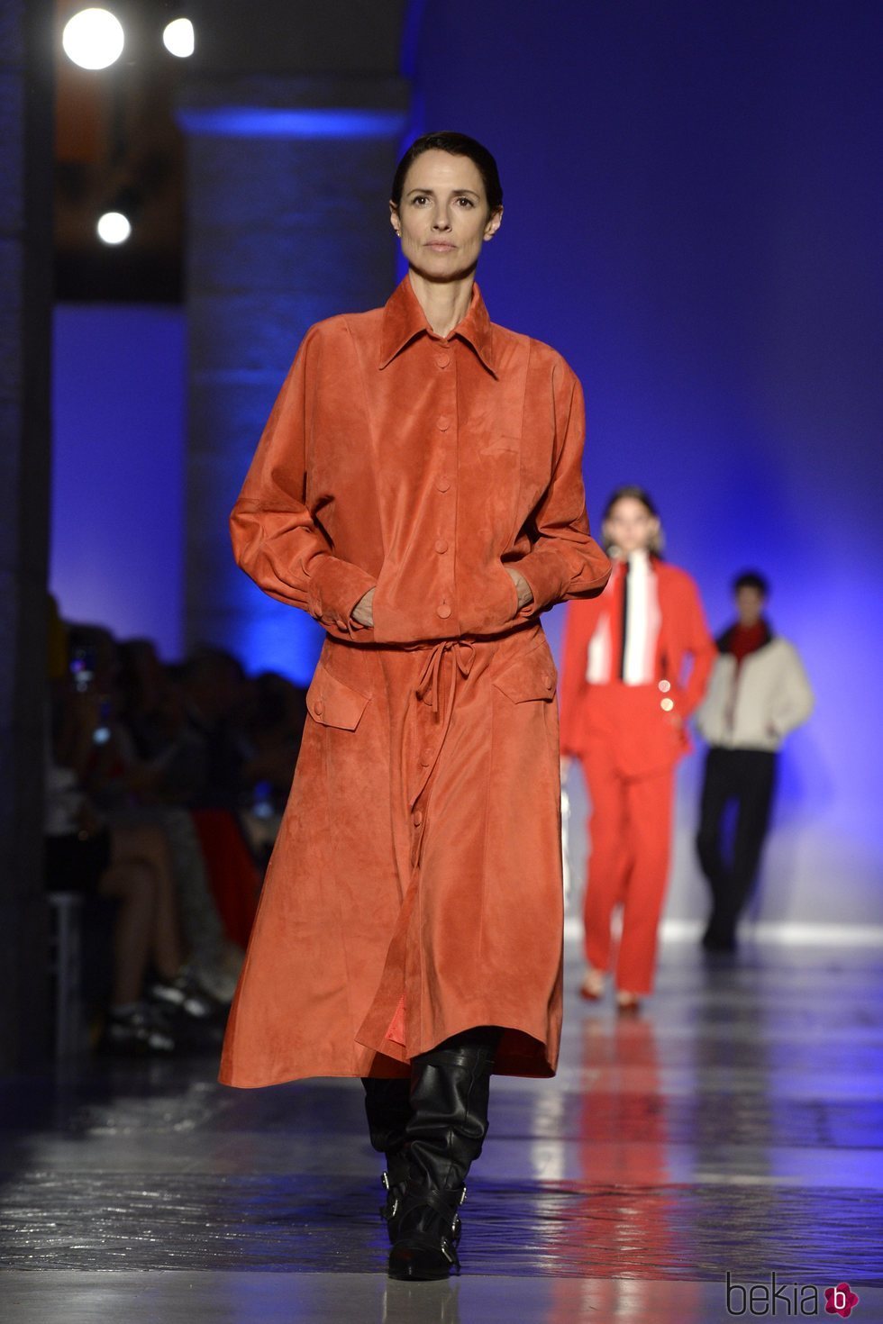 Modelo con un conjunto dos piezas de la colección primavera/verano 2020 de Roberto Verino
