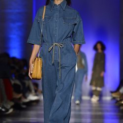 Modelo con un mono denim de la colección primavera/verano 2020 de Roberto Verino