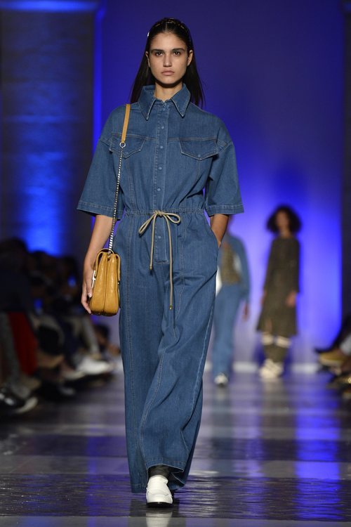 Modelo con un mono denim de la colección primavera/verano 2020 de Roberto Verino