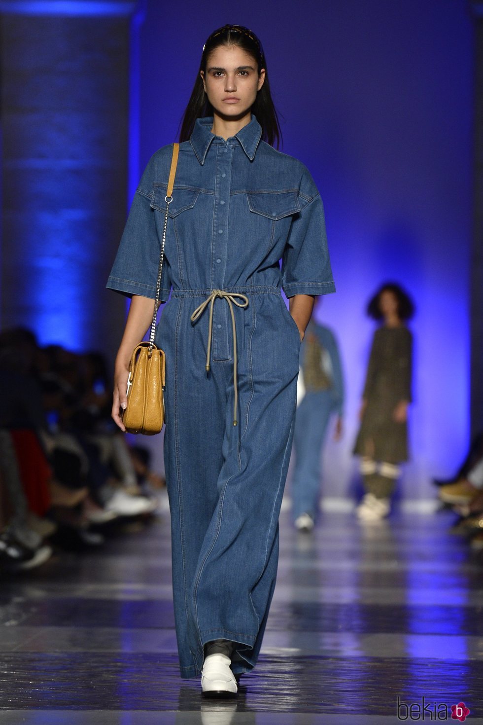Modelo con un mono denim de la colección primavera/verano 2020 de Roberto Verino