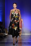Modelo luciendo un vestido negro de la colección primavera/verano 2020 de Roberto Verino