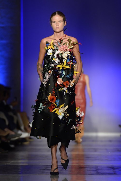 Modelo luciendo un vestido negro de la colección primavera/verano 2020 de Roberto Verino