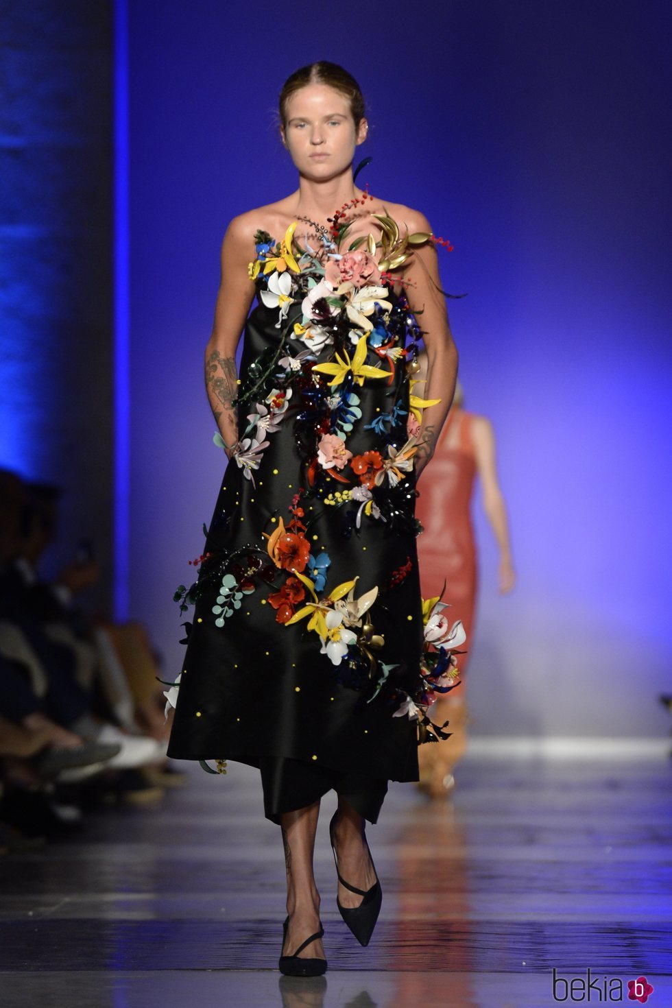 Modelo luciendo un vestido negro de la colección primavera/verano 2020 de Roberto Verino