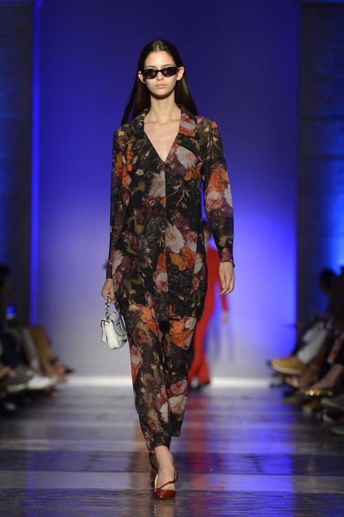 Modelo con un vestido largo estampado de la colección primavera/verano 2020 de Roberto Verino