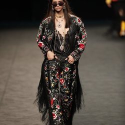 Inspiración andaluza y una chaqueta en mantón de manila en la colección primavera/verano 2020 de WallapopxMaríaEscoté