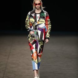 Conjunto de chaqueta y pantalón de inspiración ochentera en la colección primavera/verano 2020 de WallapopxMaríaEscoté