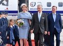 La Reina Matilde de Bélgica con un vestido con capa de color lila aterriza en el aeropuerto de Sajonia