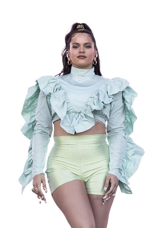 Rosalía con un top con volantes y leggins ajustados dorados en el Mad Cool Festival 2019