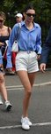 Kendall Jenner con un pantalón blanco y camisa azul