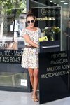 Paula Echevarria con vestido floral saliendo de un centro de estética en Madrid