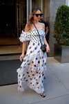 Jessica Alba con un vestido largo de lunares paseando por Nueva York