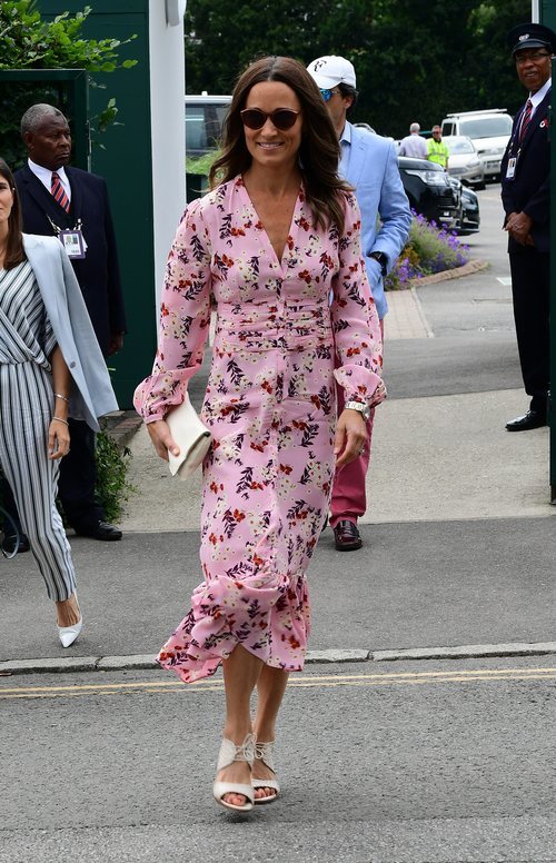 Pippa Middleton en la final del Campeonato de Wimbledon con un vestido rosa y estampado floral