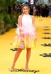 Sam Faiers luce un vestido multicolor con plumas en el estreno de 'El Rey León' en Londres