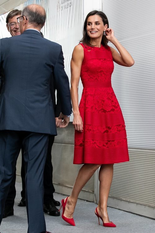 La Reina Letizia con un vestido rojo de Carolina Herrera como embajadora del CEMAS
