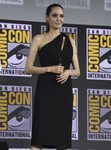 Angelina Jolie reaparece en la Comic Con con el vestido negro más elegante de YSL