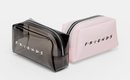 Neceser negro y rosa de la colección cápsula de Stradivarius x 'Friends'