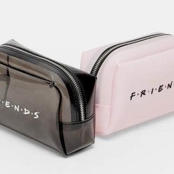 Neceser negro y rosa de la colección cápsula de Stradivarius x 'Friends'