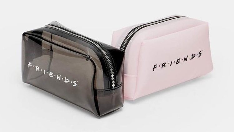 Neceser negro y rosa de la colección cápsula de Stradivarius x 'Friends'