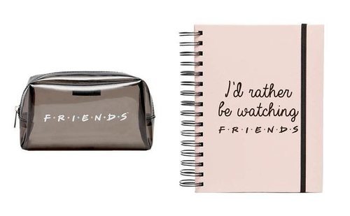 Estuche negro y agenda rosa pastel de la colección cápsula de Stradivarius x Friends