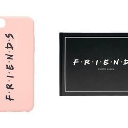 Funda de móvil rosa pastel y estuche negro de la colección cápsula de Stradivarius x 'Friends'