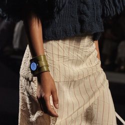 Accesorio para llevar el smartwatch de la nueva colección de Juanjo Oliva x Samsung