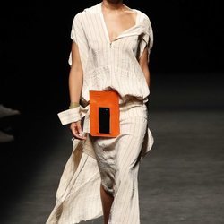 Accesorio para llevar el smartphone en la cintura de la nueva colección de Juanjo Oliva x Samsung