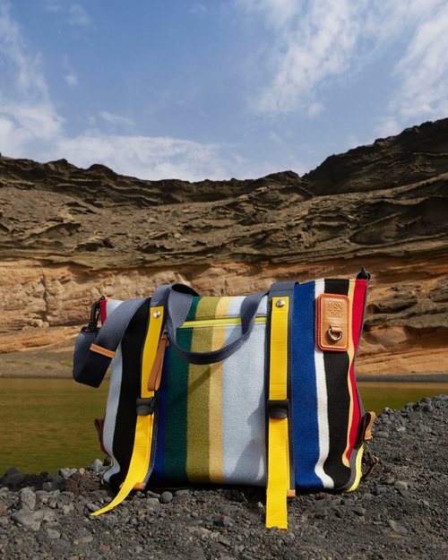 Bandolera de rayas de la nueva colección 'Eye Loewe Nature' de Loewe