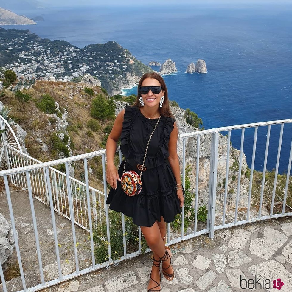Paula Echevarría en Capri con un vestido negro