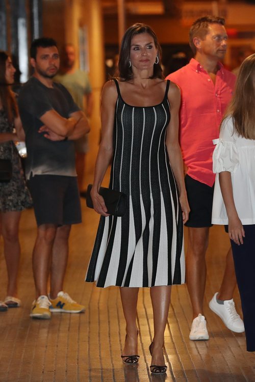 La Reina Letizia con un deslumbrante vestido en la función del 'Lago de los Cisnes' en Mallorca