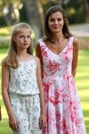 La Reina Letizia con un vestido de flores y alpargatas en el posado de verano en Marivent