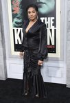 Tiffany Haddish en la premier de 'Kitchen' con un vestido largo de seda negro y escote en uve, impreso en negro y muy cargado de simbolismo