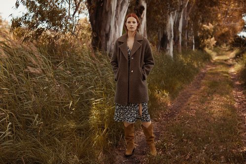 Abrigo marrón chocolate de la colección otoño/invierno 2019 de Lefties