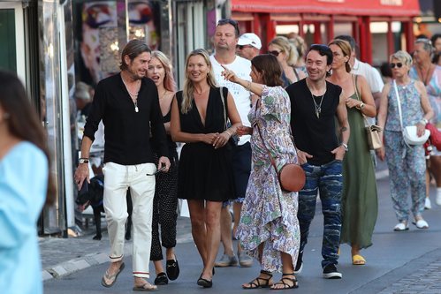 Kate Moss disfruta de sus vacaciones en St. Tropez con Sadie Frost y algunos amigos de la modelo