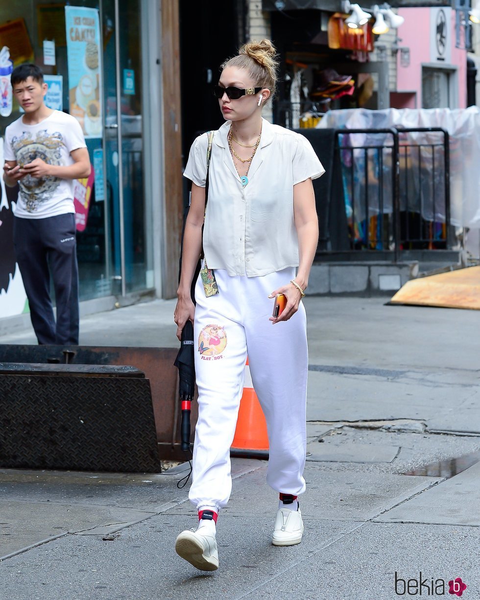 Gigi Hadid se rinde al estilo 'sporty chic' en las calles de Nueva York