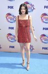 Lucy Hale con un vestido corto y brillante en los Teen Choice Awards 2019